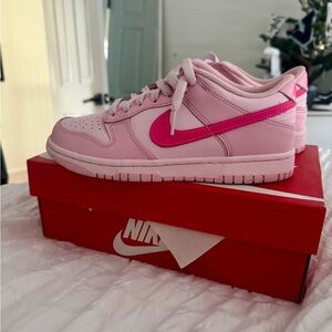Nike dunk triple pink